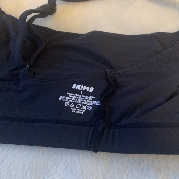 SKIMS (Black) Buttery Soft Scoop Neck Bra - Picture 8 of 10